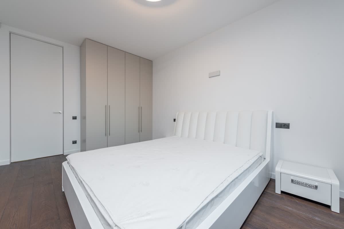 Un lit fait et lumineux dans une chambre minimaliste