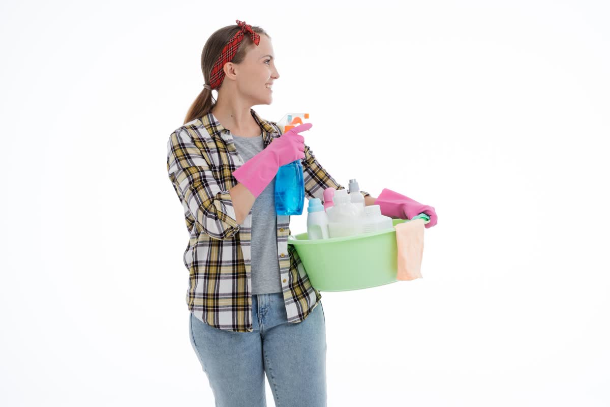 Un panier de produits ménagers