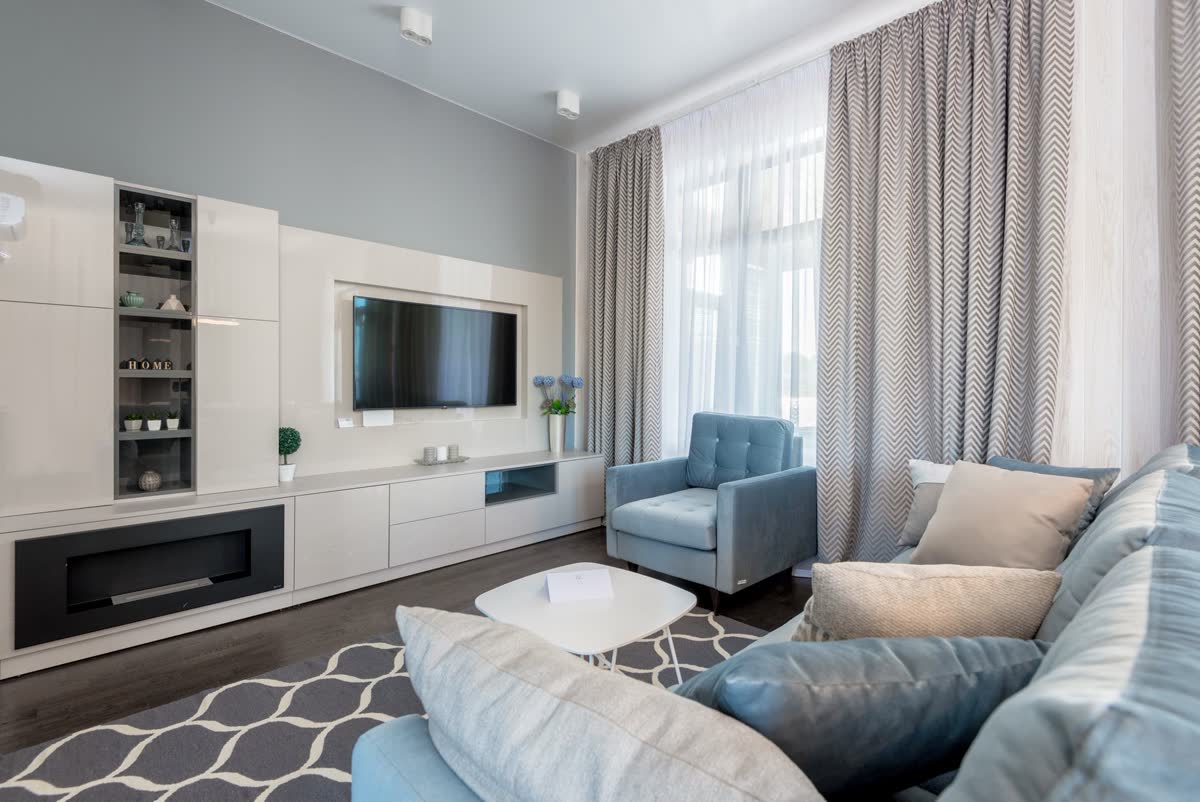 Un salon clair et cosy de premier appartement