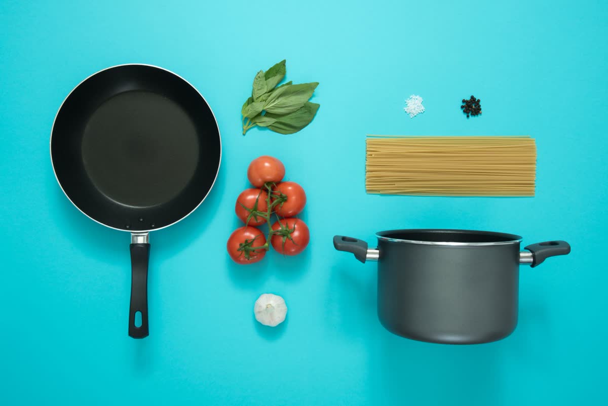 Une poêle, une casserole et le nécessaire pour cuisiner