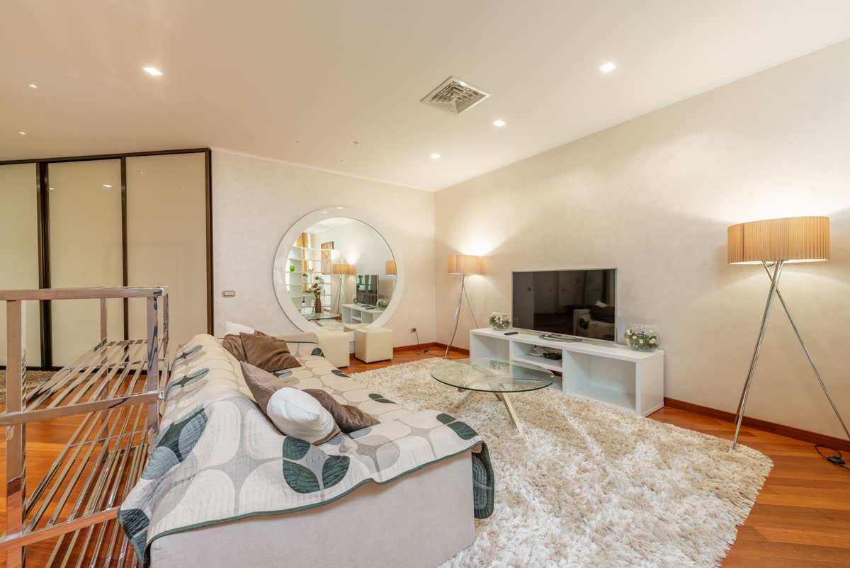 Un salon cosy avec un lampadaire et un tapis