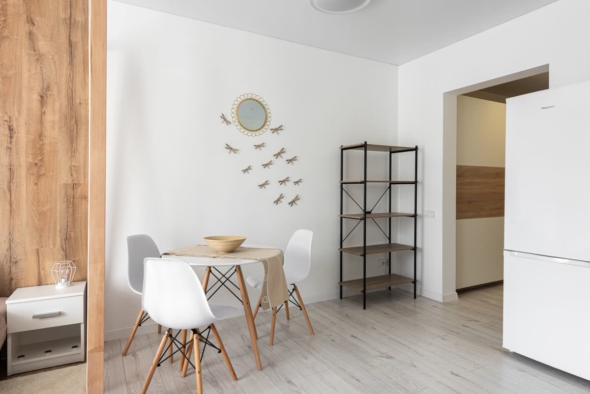 Une petite table avec des chaises dans un appartement clair