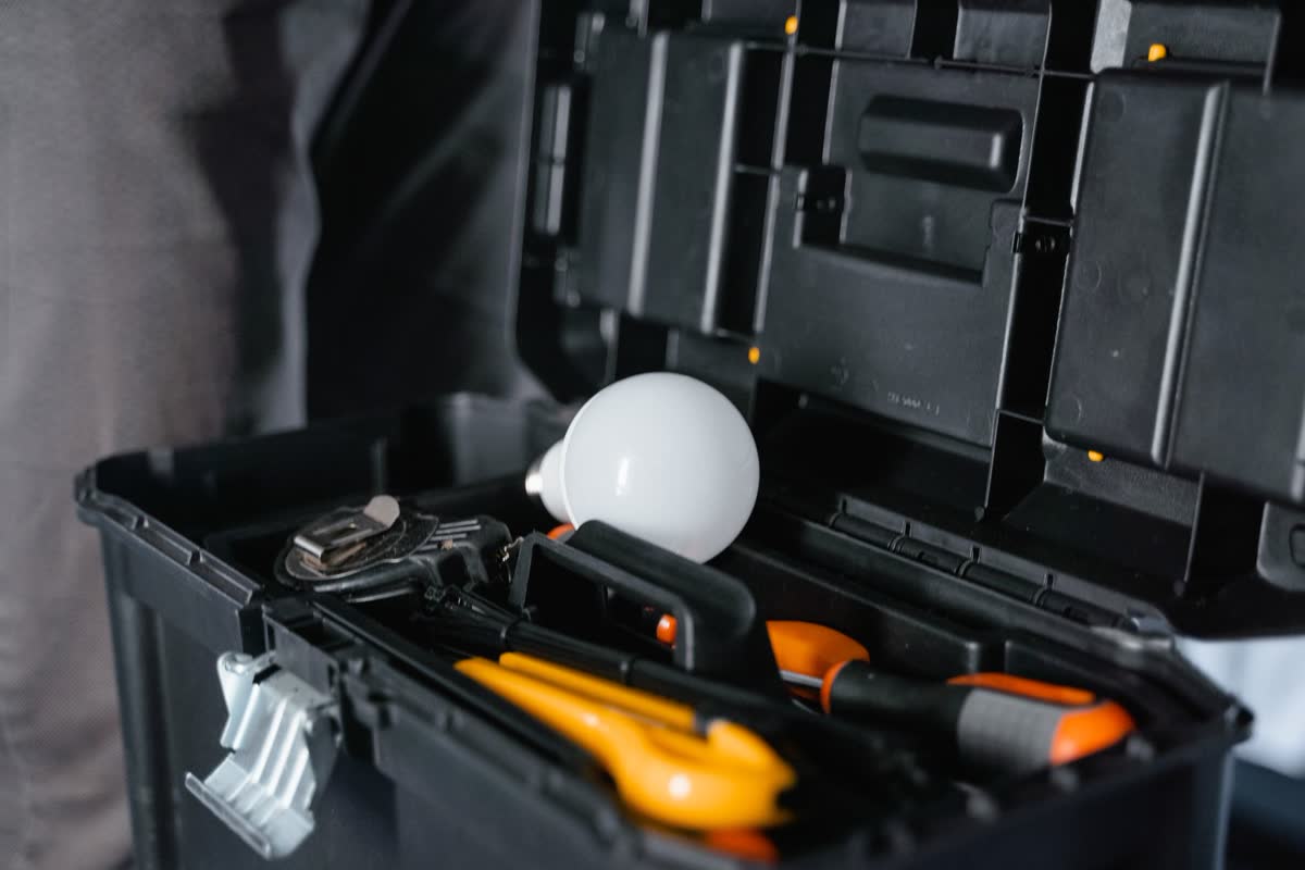 Une trousse à outils de base ouverte
