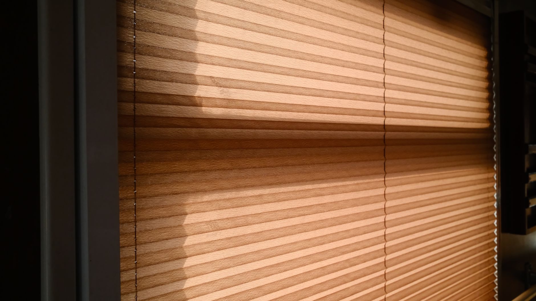 Baja las persianas del lado soleado durante el día.