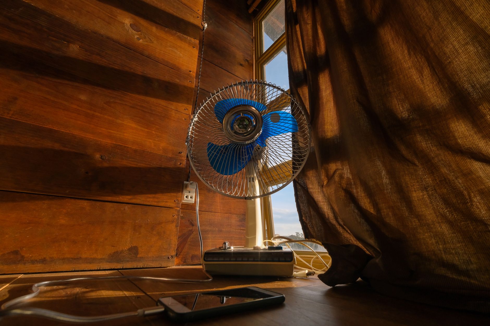 Usa ventiladores por la tarde para sacar el aire caliente.