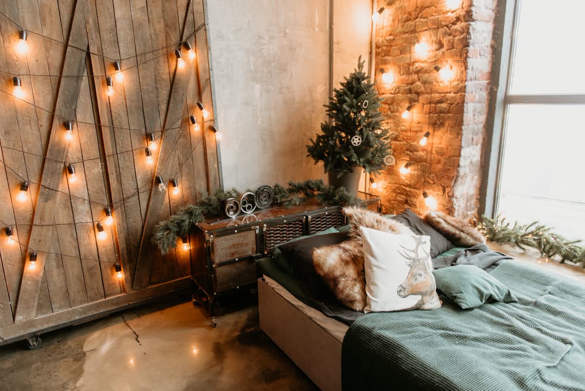 Luces cálidas de cadena sobre una cama acogedora