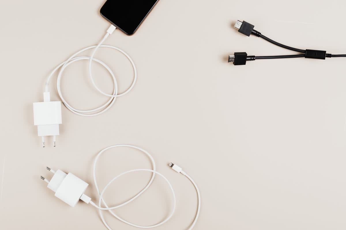 Cargadores y cables sobre un escritorio