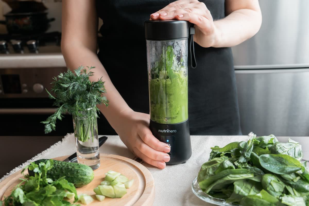 Un blender individuel with greens for a smoothie