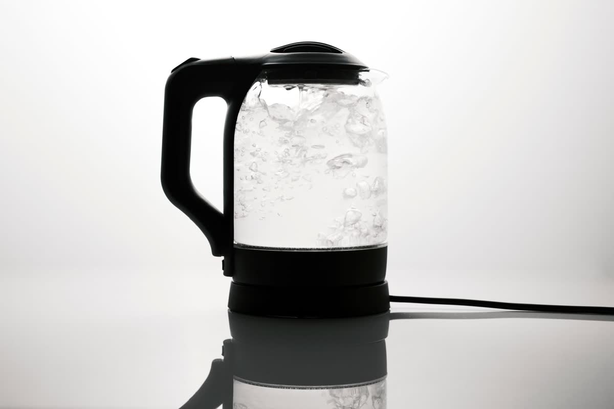 Une bouilloire électrique en verre qui fait bouillir de l'eau