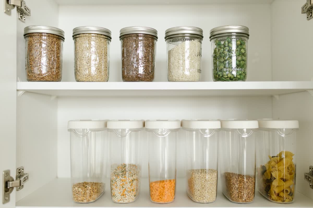 Des bocaux hermétiques d'aliments secs sur une étagère