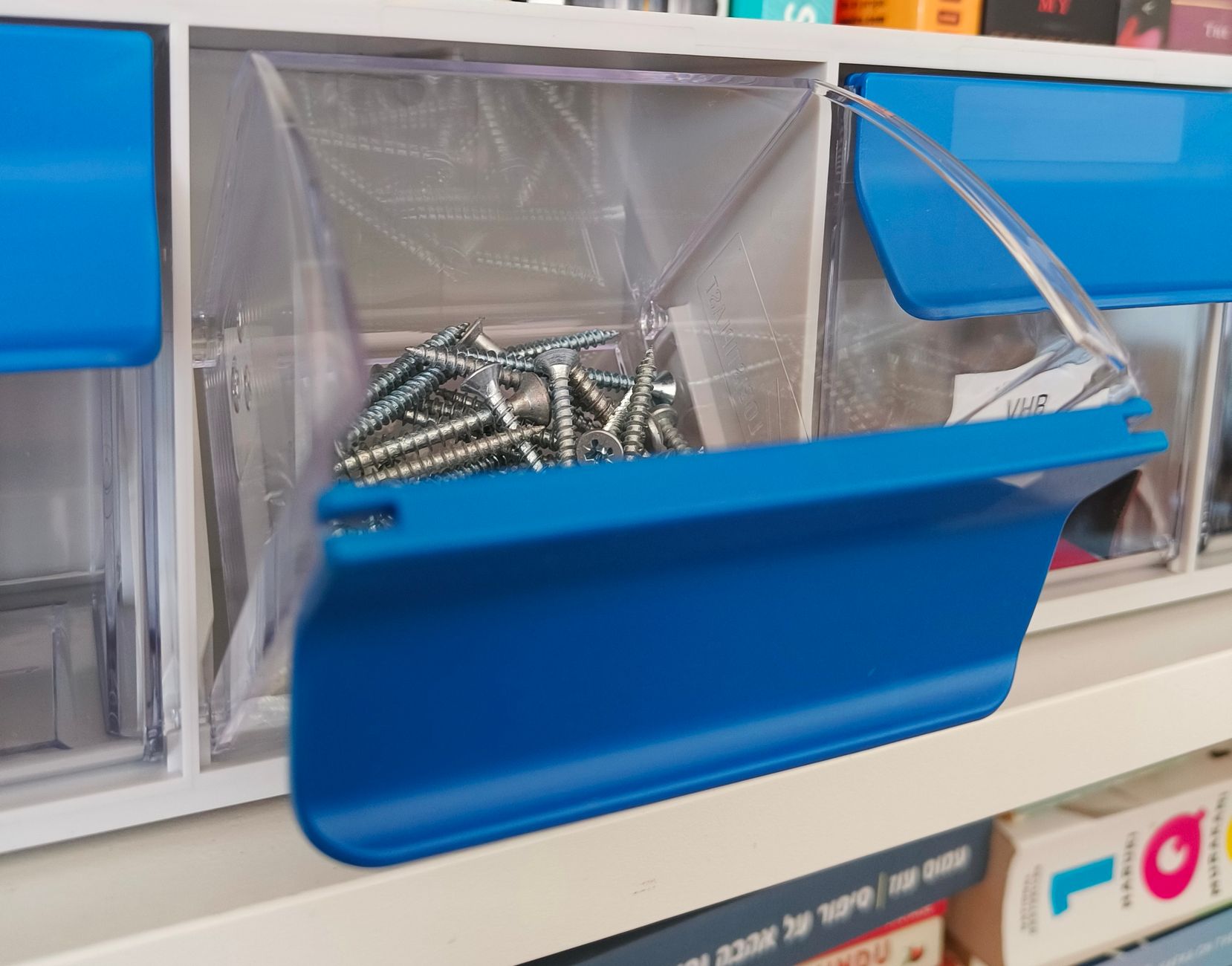 Cajas etiquetadas en estantes resistentes para lo demás.