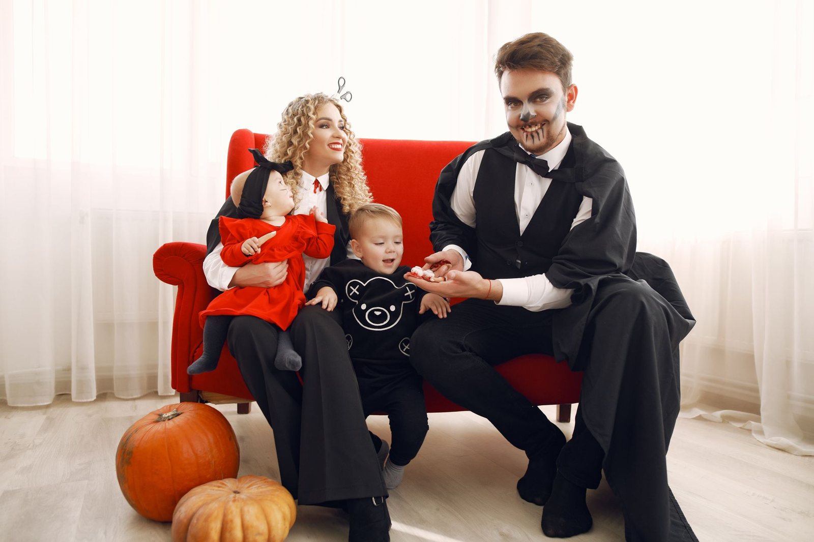 Una familia con disfraces coordinados de Halloween