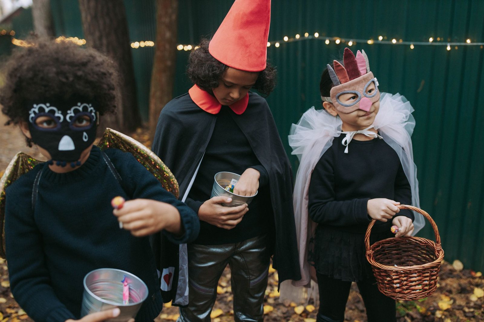 Niños compartiendo dulces con disfraces