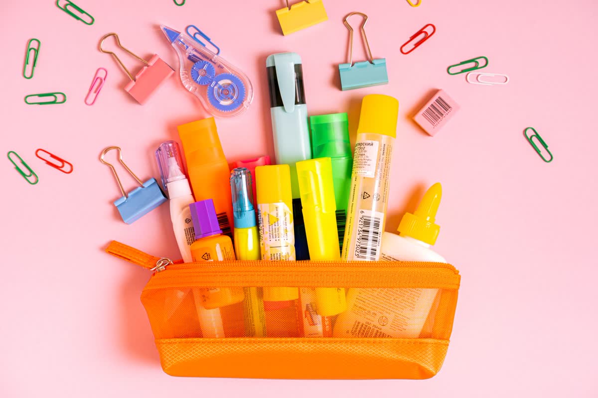 Une pochette pleine de stylos et de fournitures scolaires