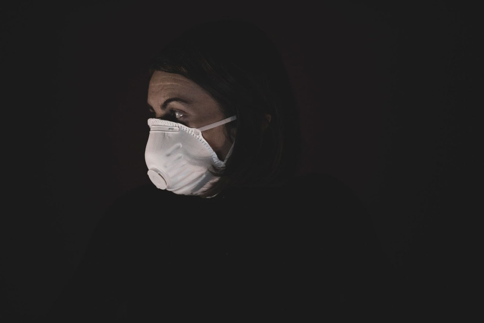 A person wearing an N95 respirator mask